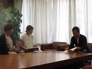 写真：面談（NPO法人まぁーる）