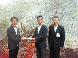 写真：株式会社ノアからの寄附贈呈式