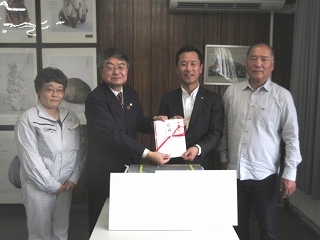 写真：株式会社TYKからの寄附物品贈呈式