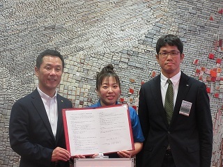 写真：たじみ市民討議会協定書調印式