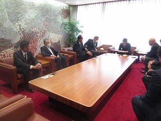 写真：陶磁器工業協同組合から要望書受領