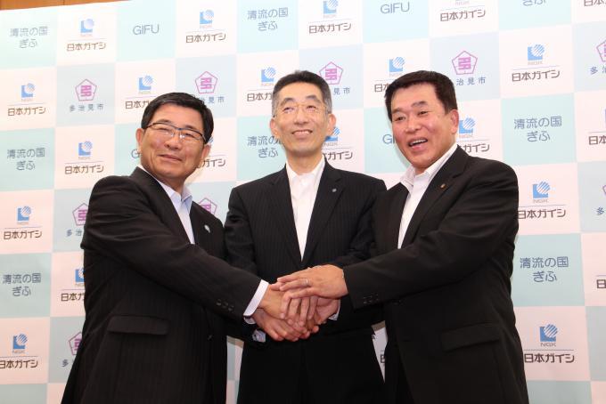 写真：三者共同記者会見の様子