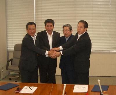 写真：握手している様子