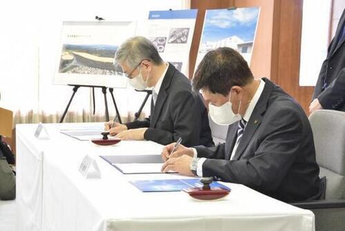 写真：企業立地協定締結式1
