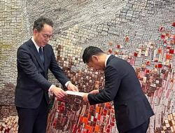 写真：答申を手渡す様子