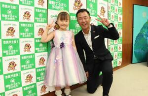 写真：入賞した頼富梨乃さんと市長