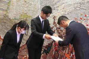 写真：はたちの集い開催の要望書提出1