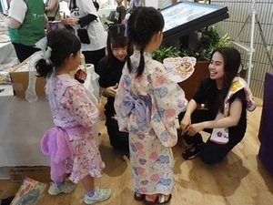 写真：うながっぱうちわ配布の様子