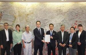 写真：水道料金の改定についての答申書提出