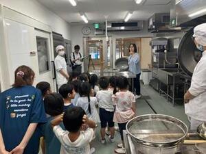 写真：笠原保育園新調理室完成見学の様子