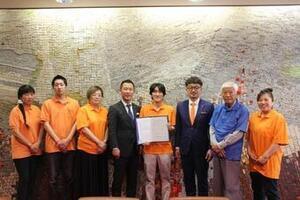 写真：市民討議会との協定書締結式