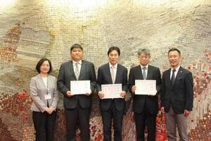 写真：養正交流センターオープン記念寄付感謝状贈呈式