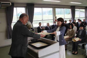 写真：令和6年度陶磁器意匠研究所卒業式