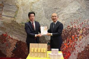 写真：おりべネットワーク株式会社防犯ブザー贈呈式