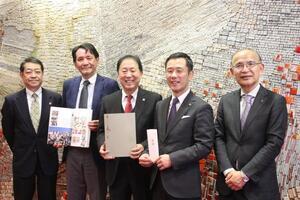 写真：多治見陶磁器卸商業協同組合　記念誌贈呈