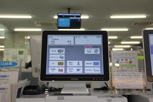 写真：キャッシュレス決済対応セミセルフレジ