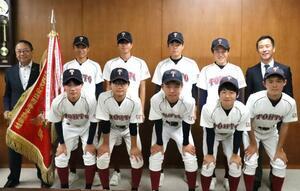 写真：野球大会優勝、全国大会出場報告