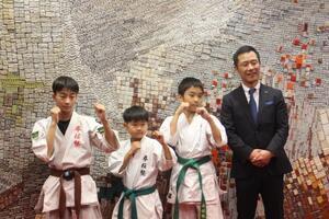 写真：空手全国大会出場報告う