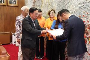 写真：市民討議会2024提言書提出