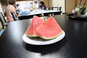 写真：空中スイカ試食会