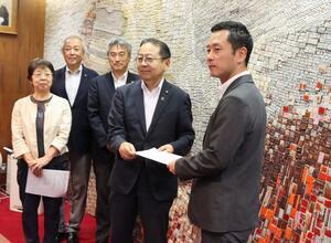 写真：新本庁舎基本計画策定に向けた提言書提出