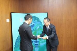 写真：新本庁舎の議会フロアの在り方報告書提出