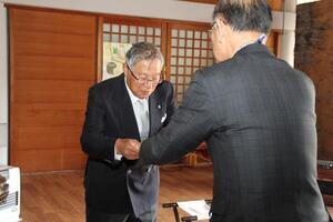 写真：市有形文化財認定書授与の様子