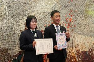 写真：第8次総合計画冊子の表紙デザイン者表彰式