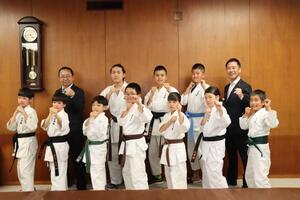 写真：全日本空手道選手権大会出場選手と市長と議長