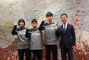 写真：都道府県対抗全日本中学生ソフトテニス大会出場選手と市長