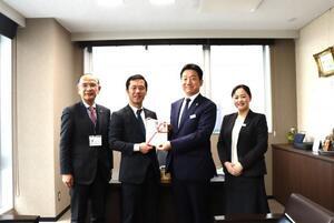 写真：三菱UFJ銀行からの寄付