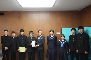 写真：多治見市連合生徒会義援金と応援メッセージ手交