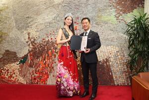 写真：ミスコン受賞者と市長