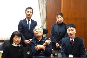 写真：市長と「空白の未来　結」のみなさん