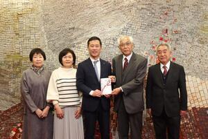 写真：四四会の皆さんと市長