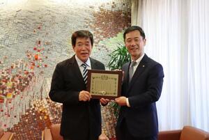 写真：古川さんと高木市長