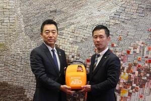 写真：東濃遊技業組合からAED寄贈