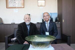 写真：花器寄付贈呈式