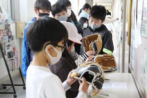 写真：大谷選手グローブお披露目