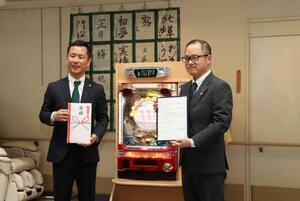 写真：エアロビックトレパチ寄付の様子