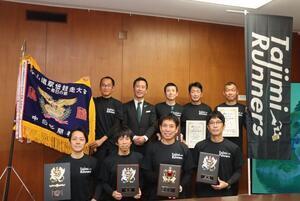 写真：多治見ランナーズの皆さんと市長