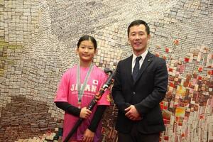 写真：岡田さんと市長