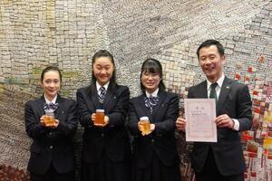 写真：多治見西高校の皆さんと市長