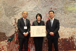 写真：岡田さん、市長、教育長