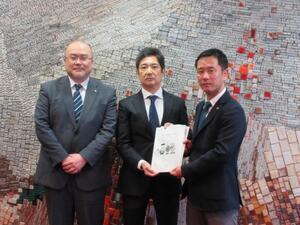 写真：策定会議会長と副会長と市長