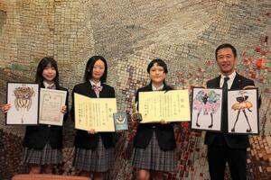 写真：ファッションデザインコンテスト入賞報告