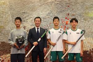 写真：ホッケー選手権大会出場選手の皆さんと市長