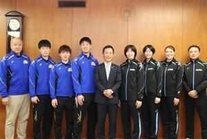 写真：V2リーグ選手と市長