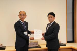 写真：市無形文化財認定書伝達