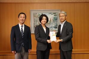 写真：井澤社長、図書館長、市長